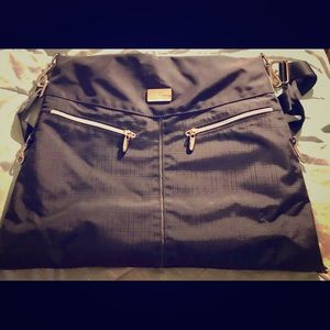 Black Eagle Creek women’s adjustable travel bag